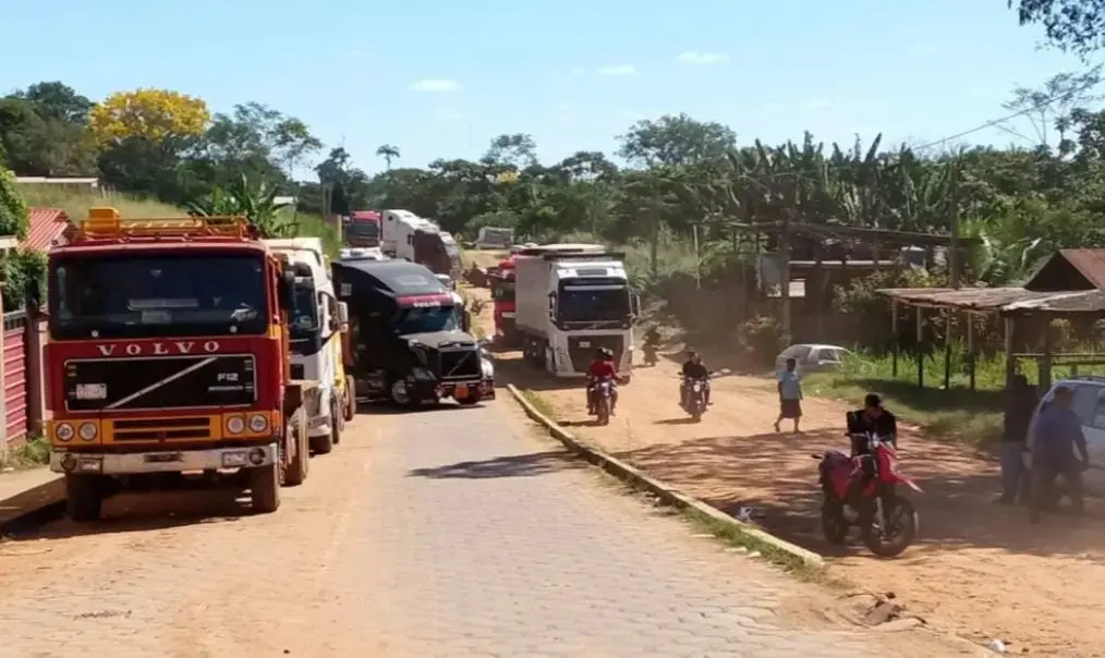 Crise de combustíveis na Bolívia fecha fronteira com o Acre e estudantes brasileiros são afetados