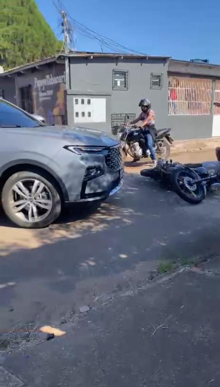 Carro invade contramão e atinge motoqueiro em cheio em Rio Branco; confira