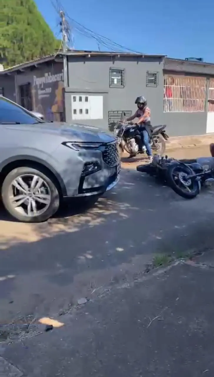 Carro invade contramão e atinge motoqueiro em cheio em Rio Branco; confira