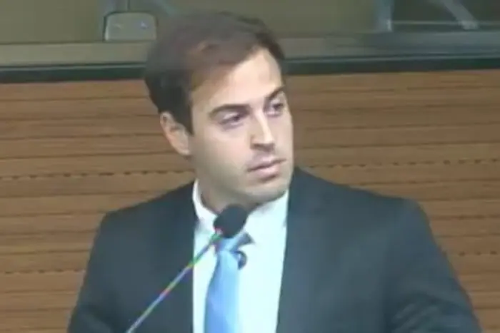 Vídeo: filho de ex-ministro ataca Moraes e joga Constituição no chão