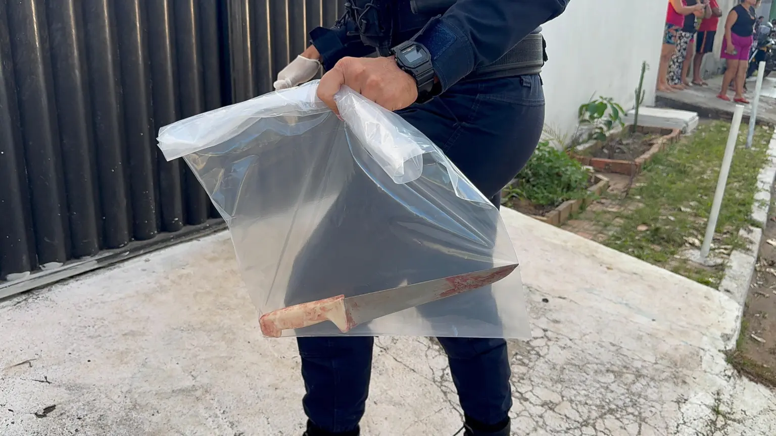 Mulher é acusada de matar irmão com várias facadas e acaba presa em bairro de Rio Branco