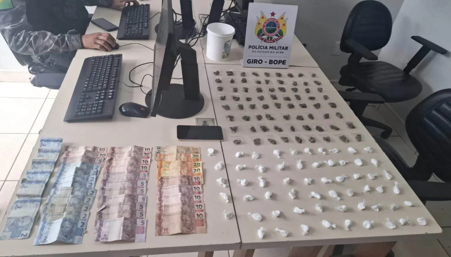 Homem é preso por tráfico de drogas no bairro Wanderley Dantas