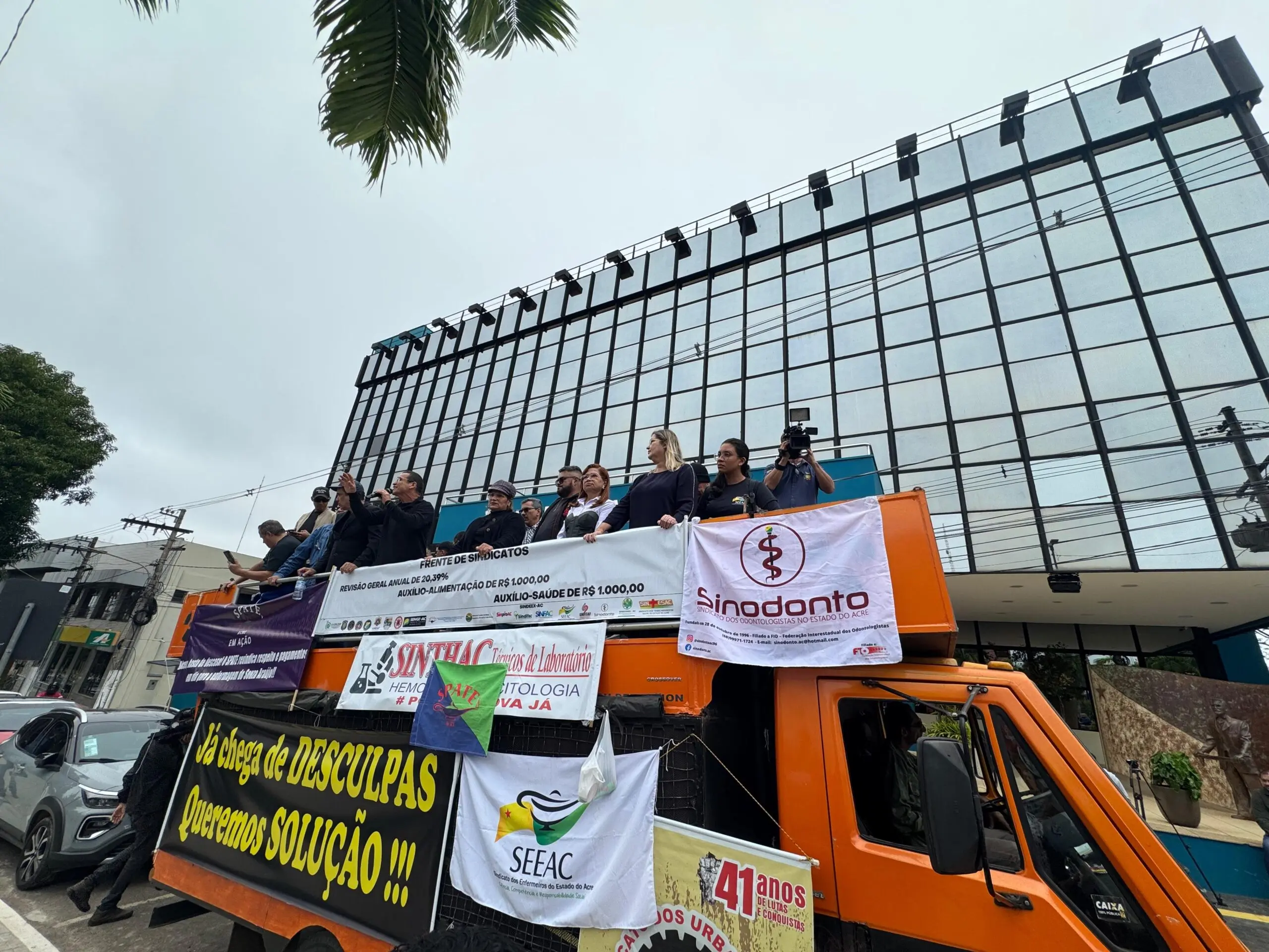 Centenas de servidores públicos protestam em frente ao Palácio Rio Branco e cobram Governo
