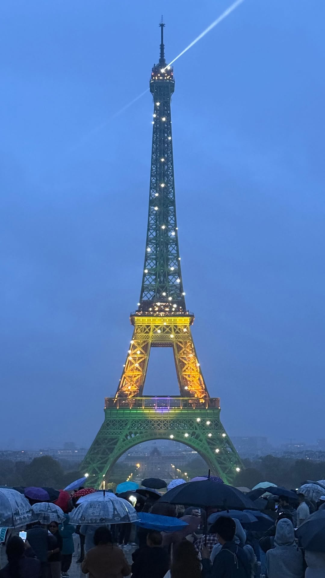 Torre Eiffel é iluminada com as cores do Brasil durante visita de Lula a Paris