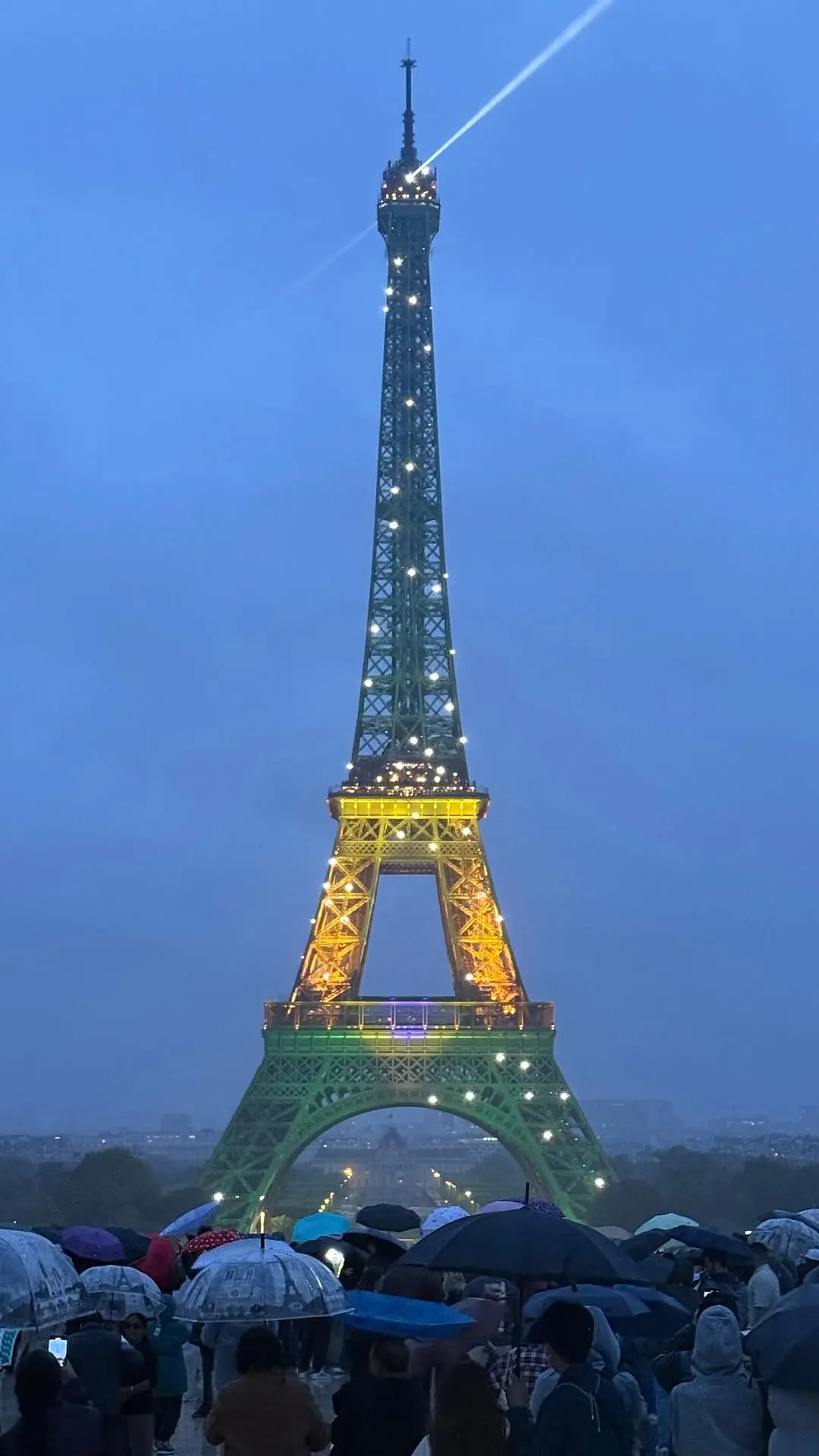 Torre Eiffel é iluminada com as cores do Brasil durante visita de Lula a Paris