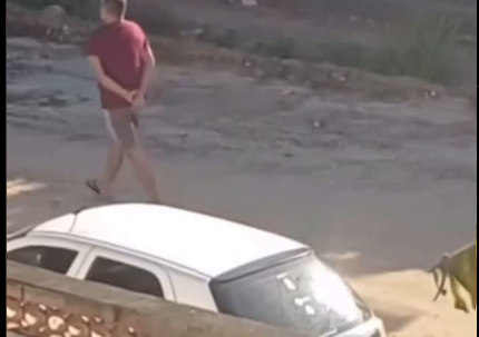 Mulher coloca câmera pra descobrir quem joga lixo na sua casa e descobre que é o vizinho
