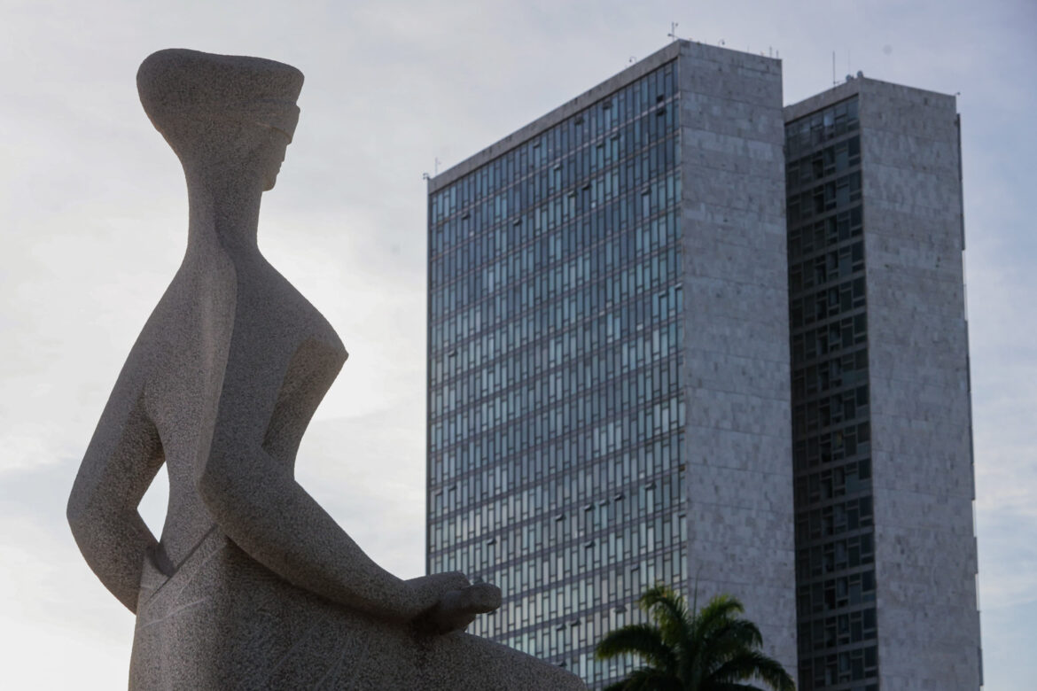 em-2025,-penduricalhos-de-juizes-ja-superam-custo-de-5-programas-sociais