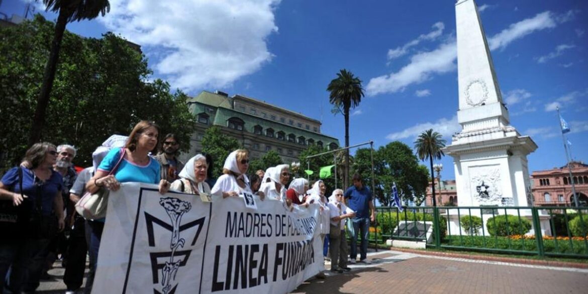 avos-da-praca-de-maio-encontram-140°-neto-sequestrado-pela-ditadura