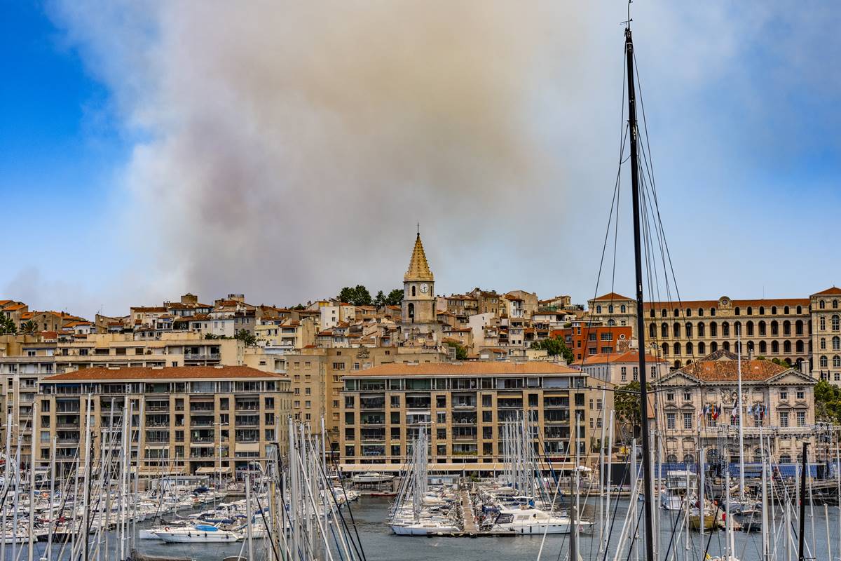 franca:-incendio-florestal-obriga-marselha-a-fechar-aeroporto