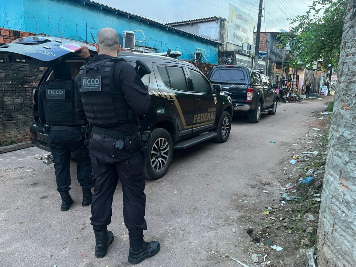 quadrilha-“faz-o-limpa”-em-casa-de-policial;-bandido-tenta-fugir-pelo-telhado