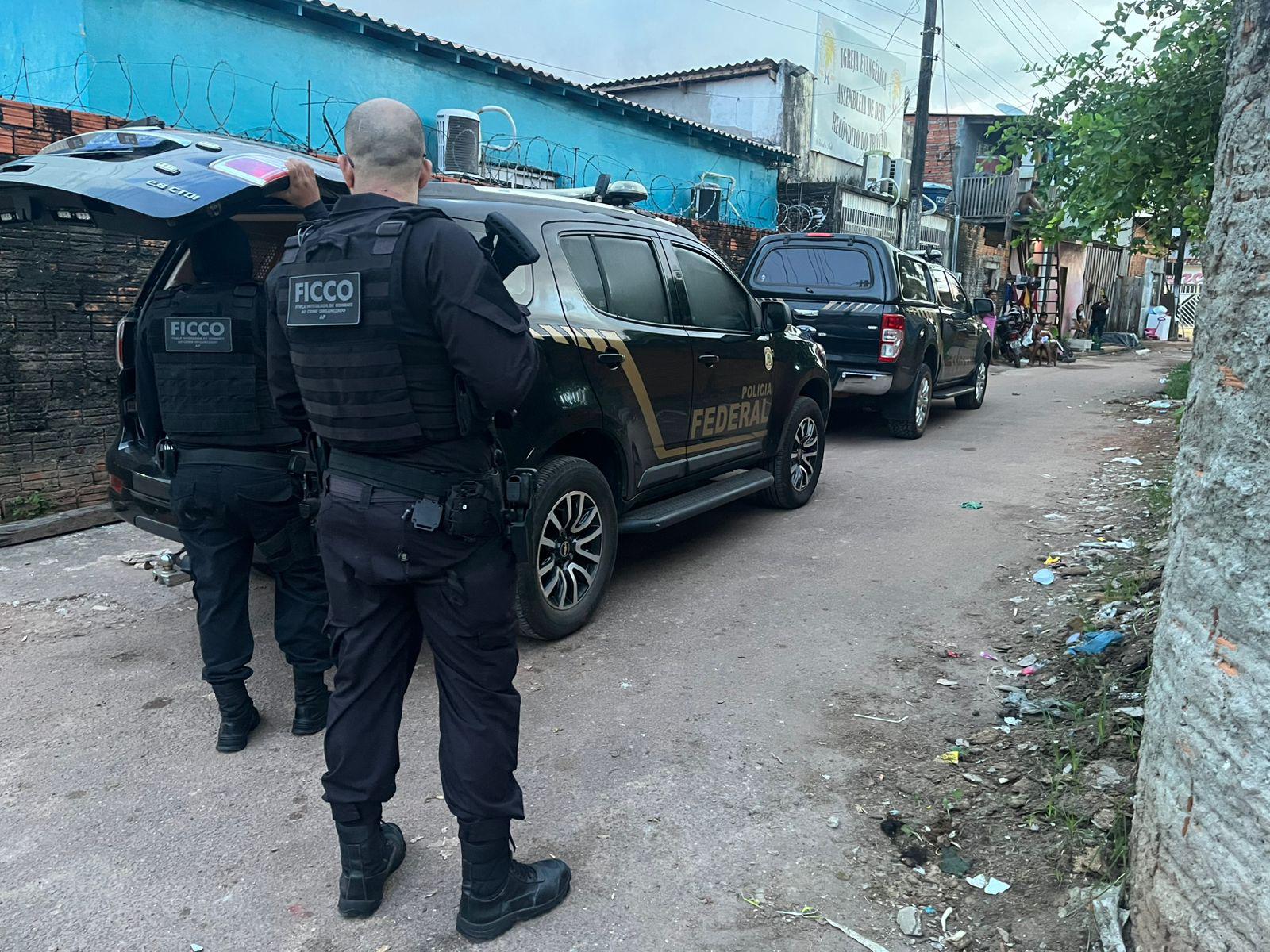 quadrilha-“faz-o-limpa”-em-casa-de-policial;-bandido-tenta-fugir-pelo-telhado