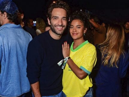 bella-campos-entra-na-onda-e-brinca-com-tamanho-da-cabeca-de-humberto-carrao