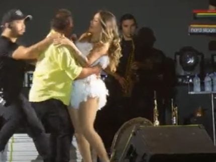 fa-euforico-invade-palco-e-derruba-cantora-durante-show-na-paraiba