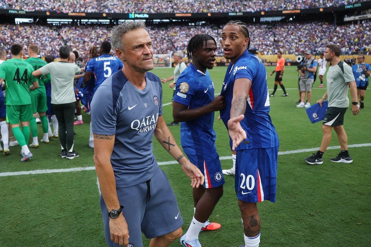 video:-luis-enrique-perde-a-cabeca-apos-derrota-e-agride-joao-pedro