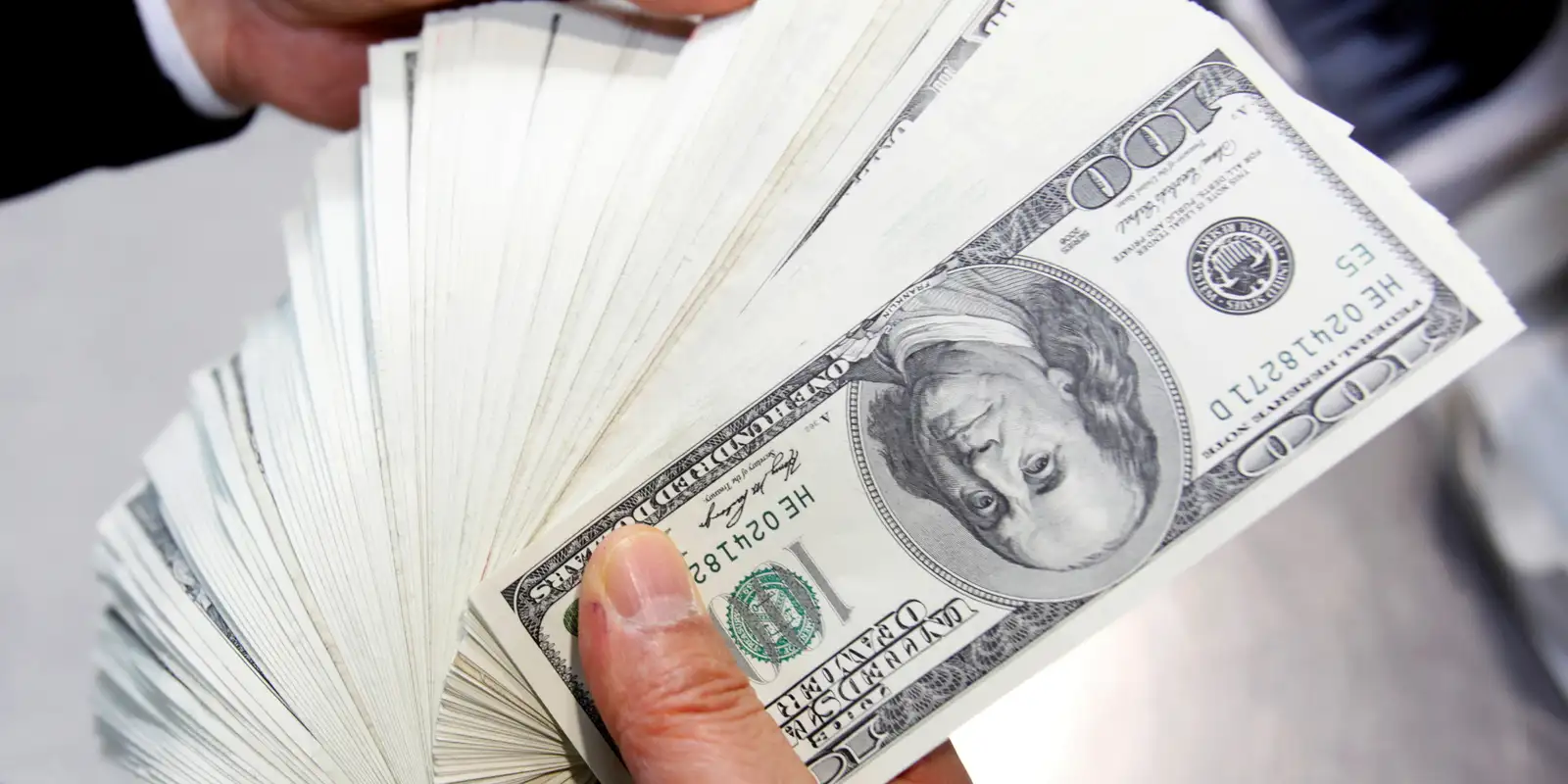 Dólar sobe para R$ 5,58 com agravamento de tensões com EUA