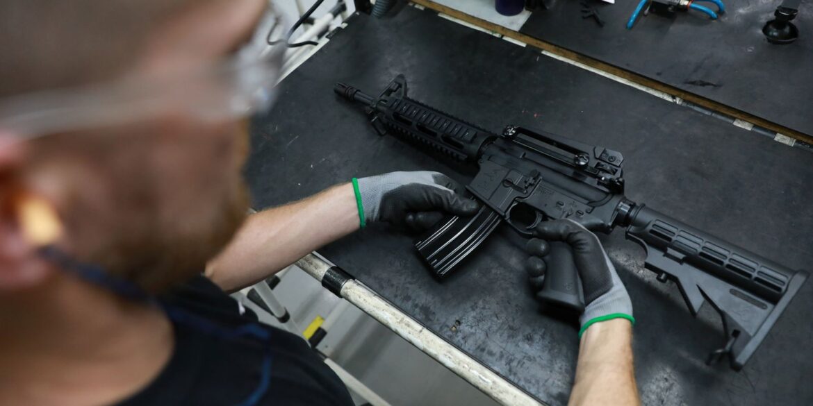 pm-do-rio-apreende-fuzis-e-granadas-em-acao-contra-o-crime-organizado