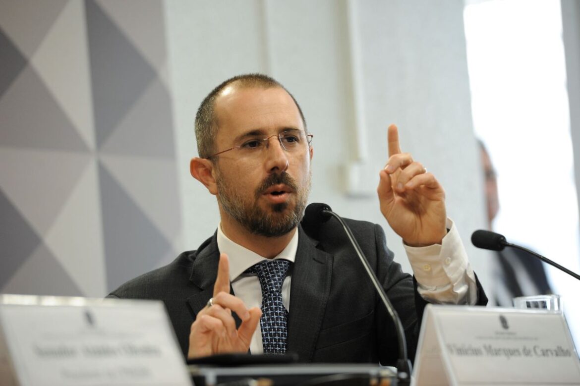 apos-hiato,-ministro-da-cgu-diz-que-honorarios-permanecerao-publicos