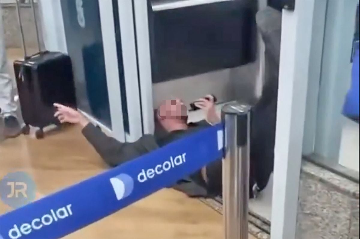 homem-causa-tumulto-em-aeroporto-ao-bloquear-portao-de-embarque-apos-perder-voo-em-sp