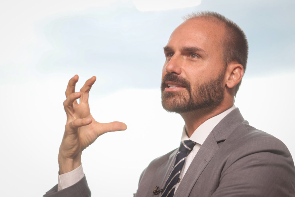 moraes-proibe-jair-bolsonaro-de-falar-com-filho-eduardo