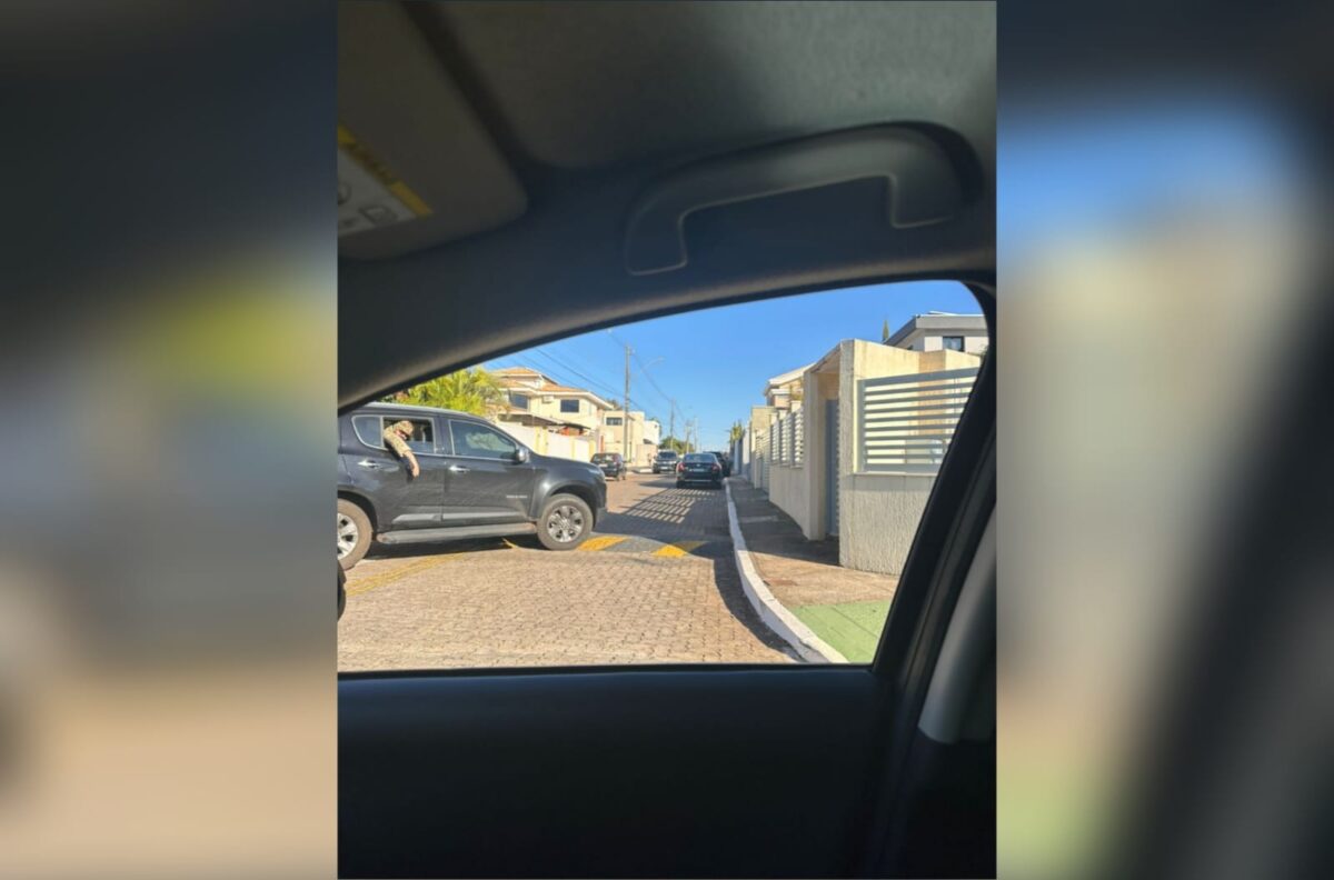 video:-bolsonaro-sai-de-casa-para-colocar-tornozeleira-eletronica