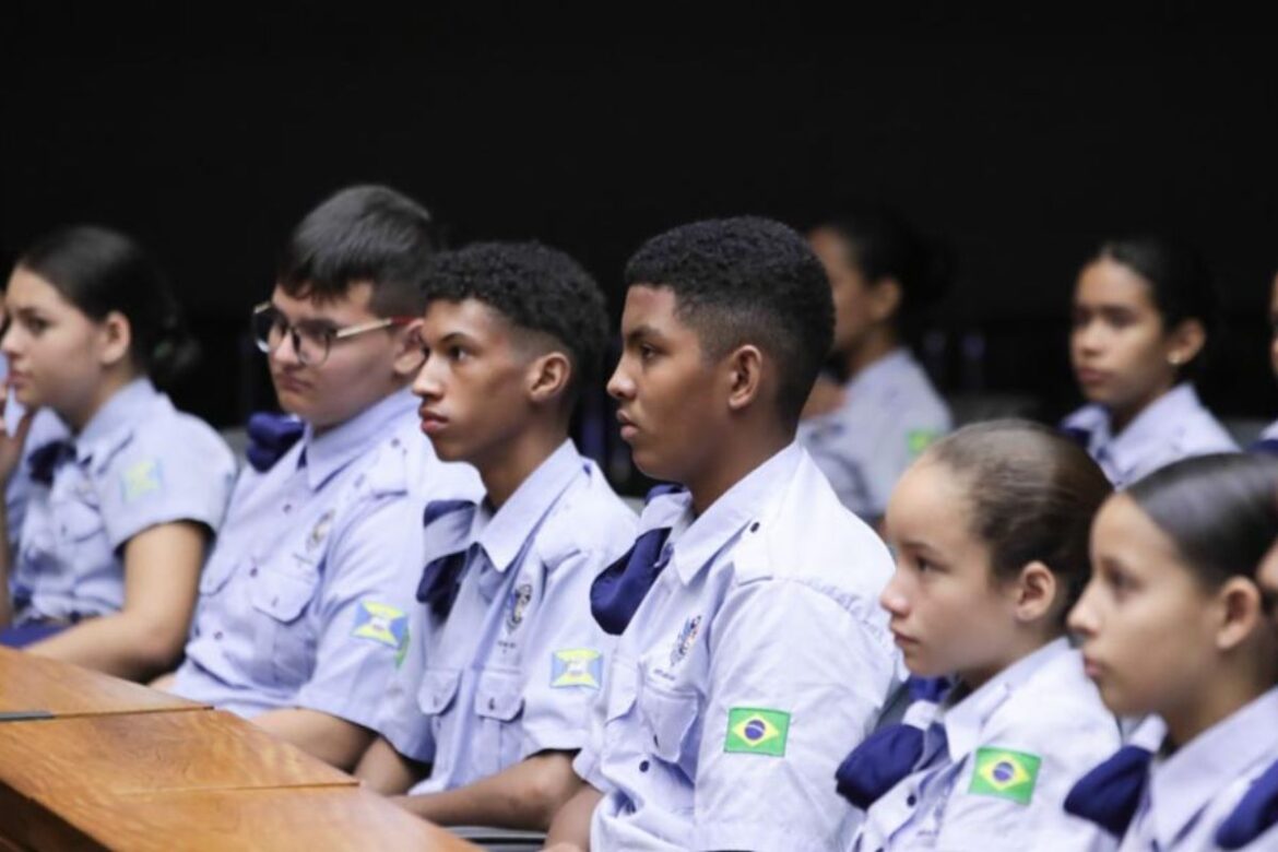 justica-suspende-edital-de-contratacao-para-escolas-civico-militares