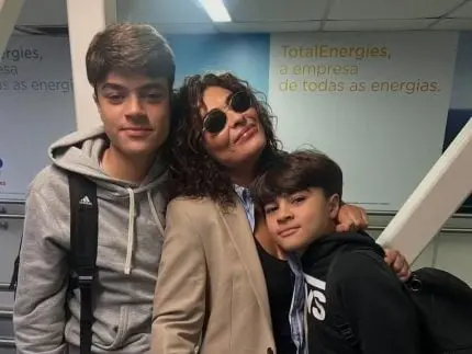 Juliana Paes celebra os 12 anos do filho caçula e tamanho do primogênito chama atenção