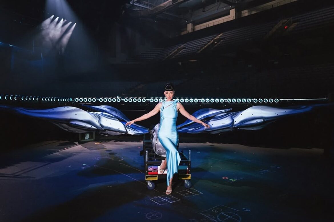 video:-katy-perry-quase-cai-durante-“voo”-sobre-o-publico