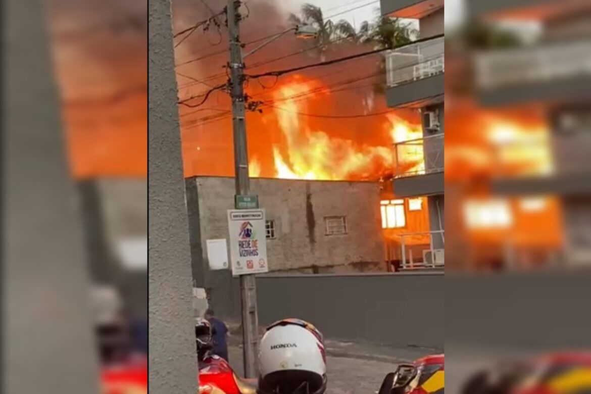 casa-de-madeira-e-destruida-por-incendio-em-santa-catarina