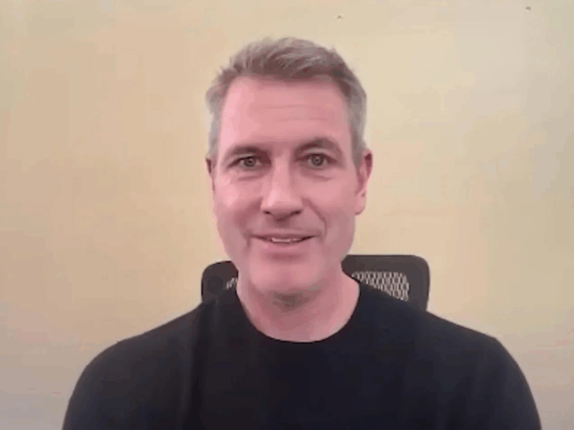 ceo-e-afastado-do-cargo-apos-suposta-traicao-viralizar-em-show-do-coldplay