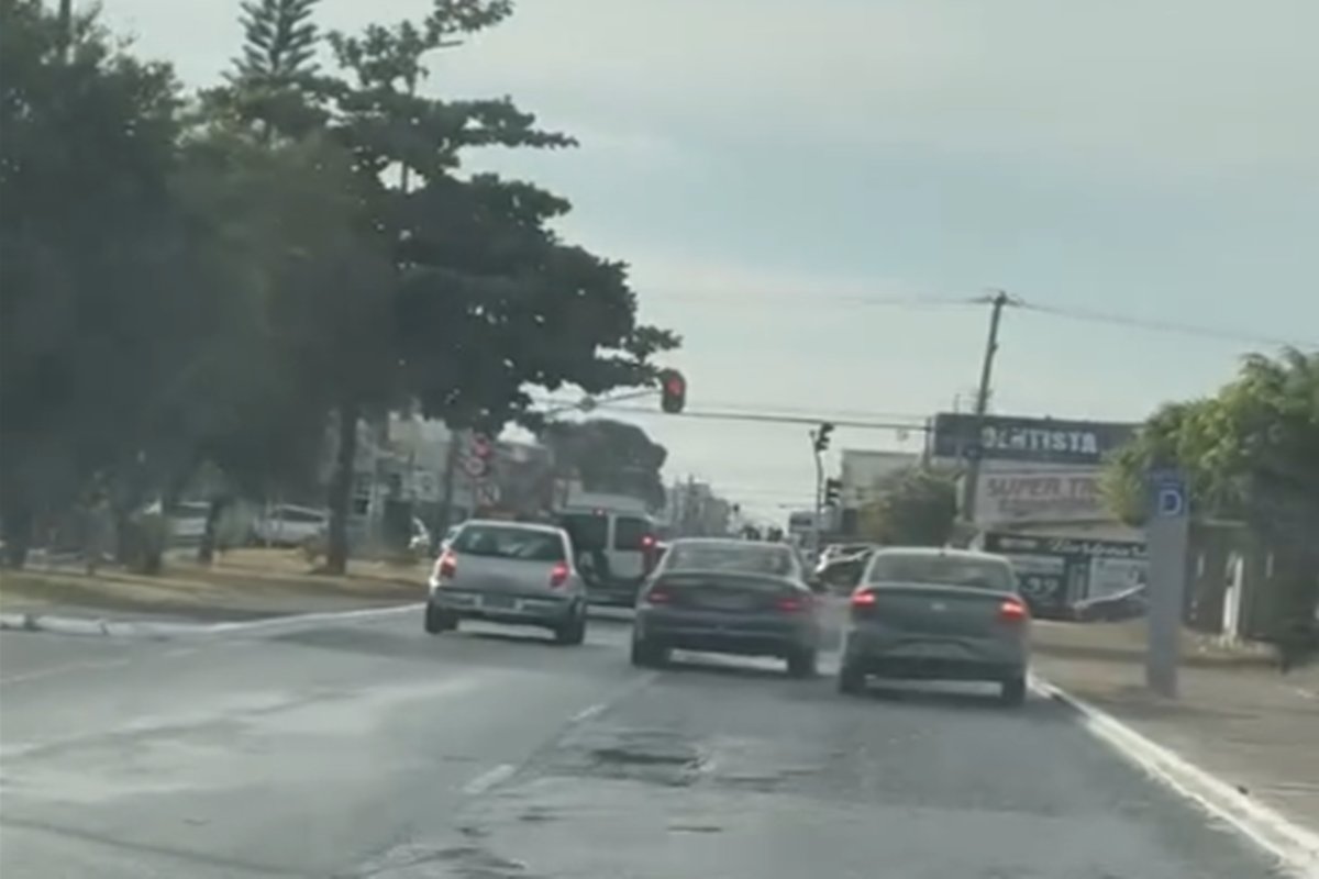 video:-briga-de-transito-tem-perseguicao,-fechada-e-bate-boca-na-rua