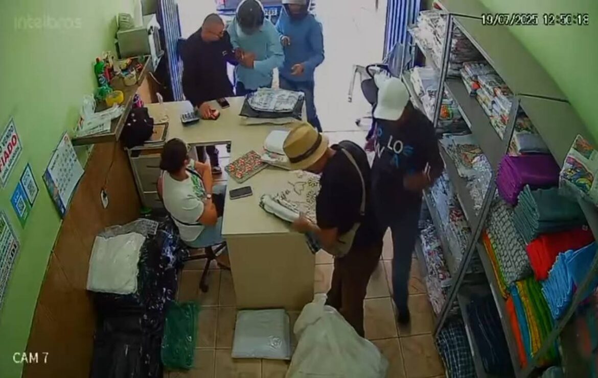 video:-dupla-armada-leva-celulares,-joias-e-dinheiro-de-clientes-de-loja-do-df