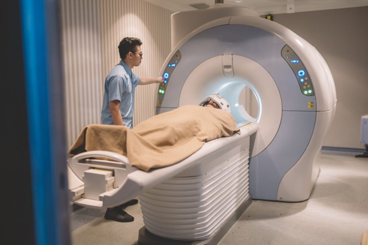 ressonancia-magnetica:-homem-com-colar-morre-ao-ser-puxado-por-maquina