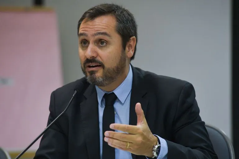 Com licença vencida, Eduardo Bolsonaro ameaça em live e provoca reação da PF