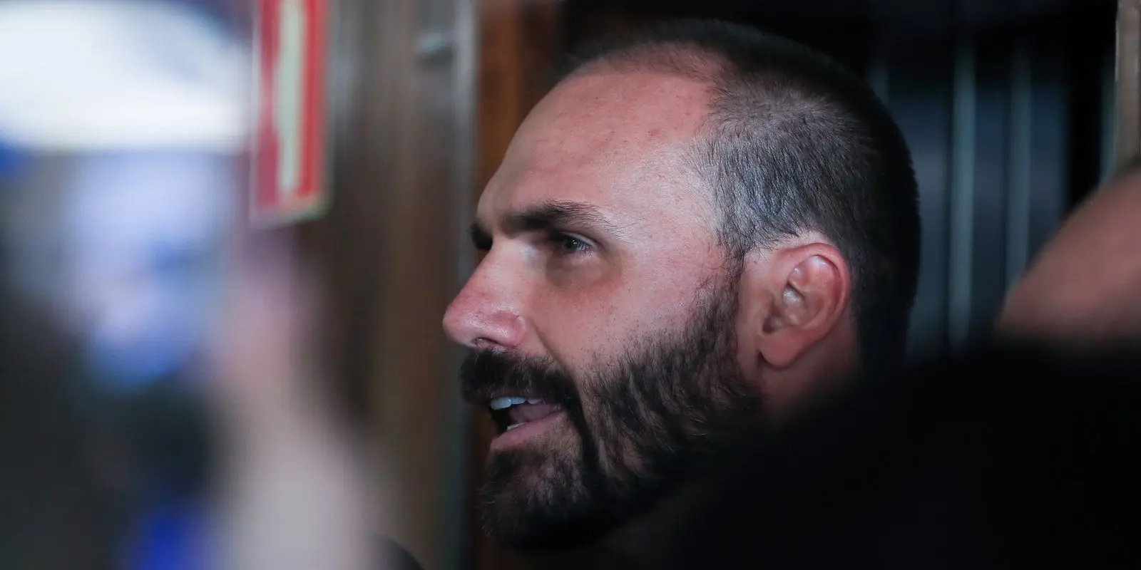 Moraes determina bloqueio de bens e contas de Eduardo Bolsonaro