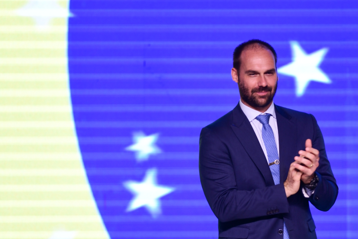 com-pix-bloqueado,-eduardo-bolsonaro-reage-e-chama-moraes-de-ditador