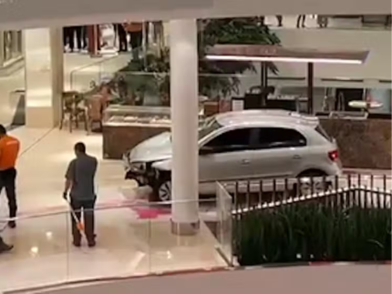 carro-invade-shopping-de-goiania,-assusta-frequentadores-e-destroi-quiosque.-veja!