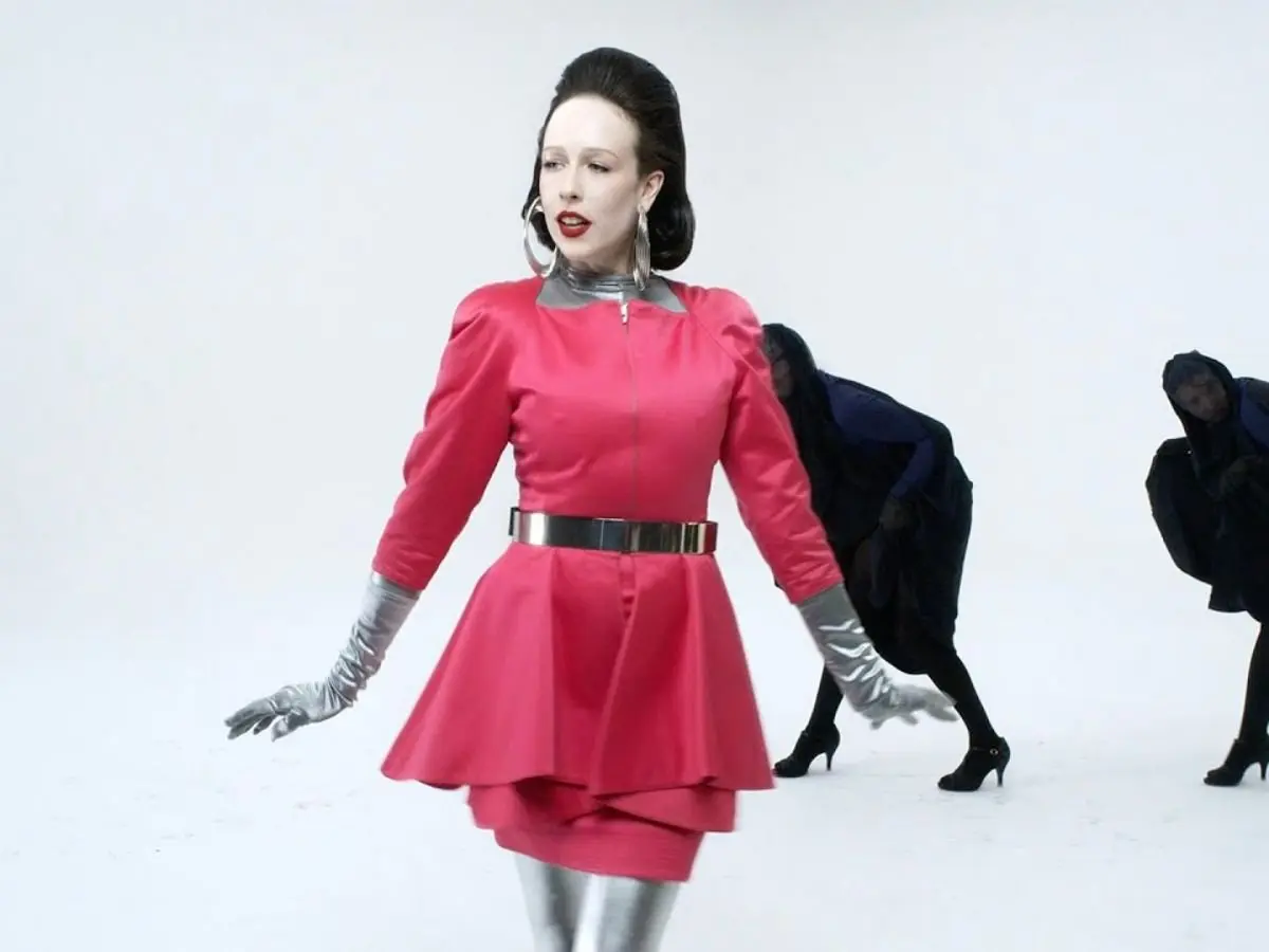 Allie X trará turnê do álbum “Girl With No Face” ao Brasil em 2026; saiba tudo