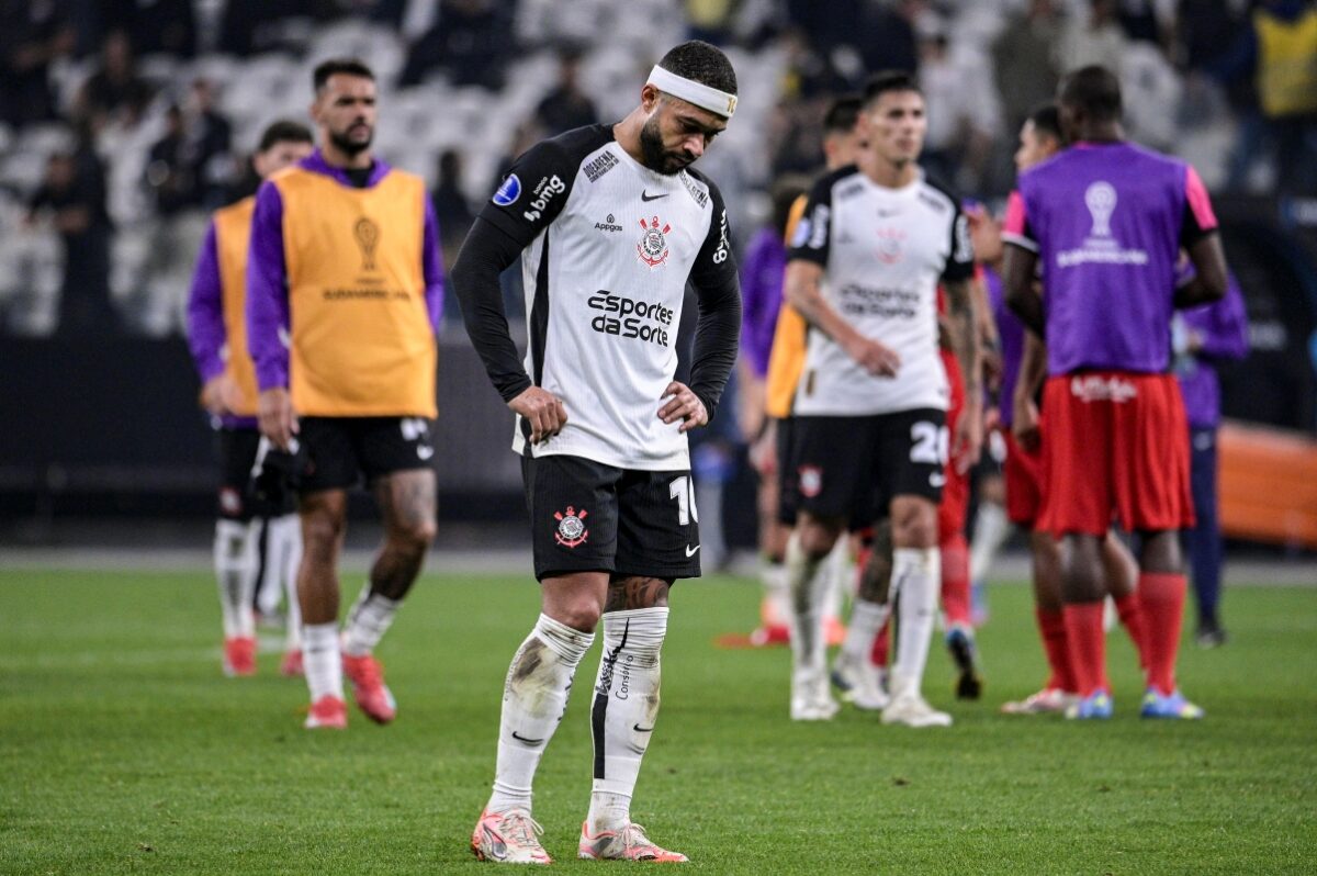 sede-do-corinthians-e-pichada-com-protestos-contra-memphis-depay;-veja