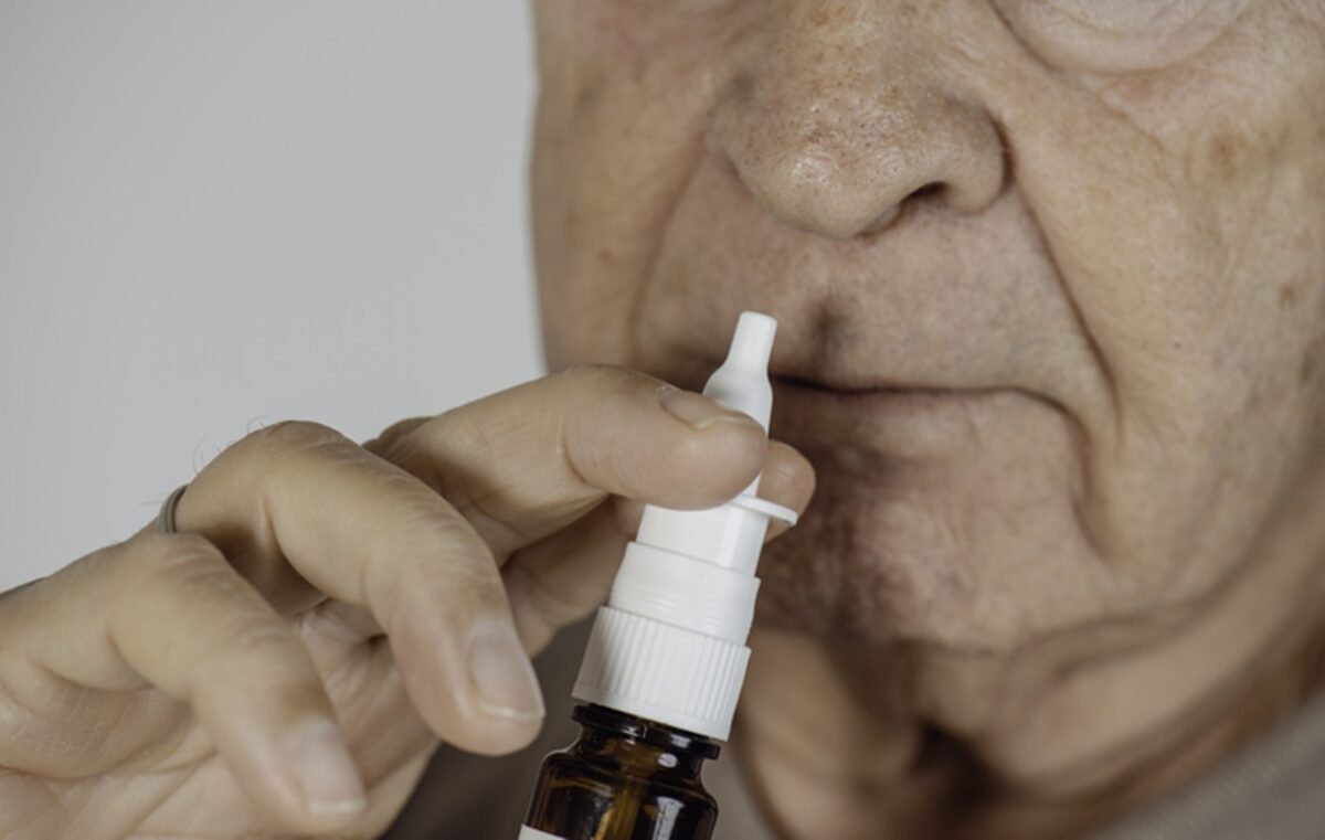 spray-nasal-ataca-alzheimer-ao-injetar-insulina-no-cerebro,-diz-estudo