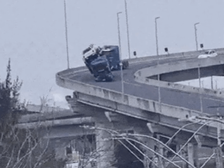 Caminhão-cegonha perde controle e tomba em ponte do Rio Grande do Sul. Veja!