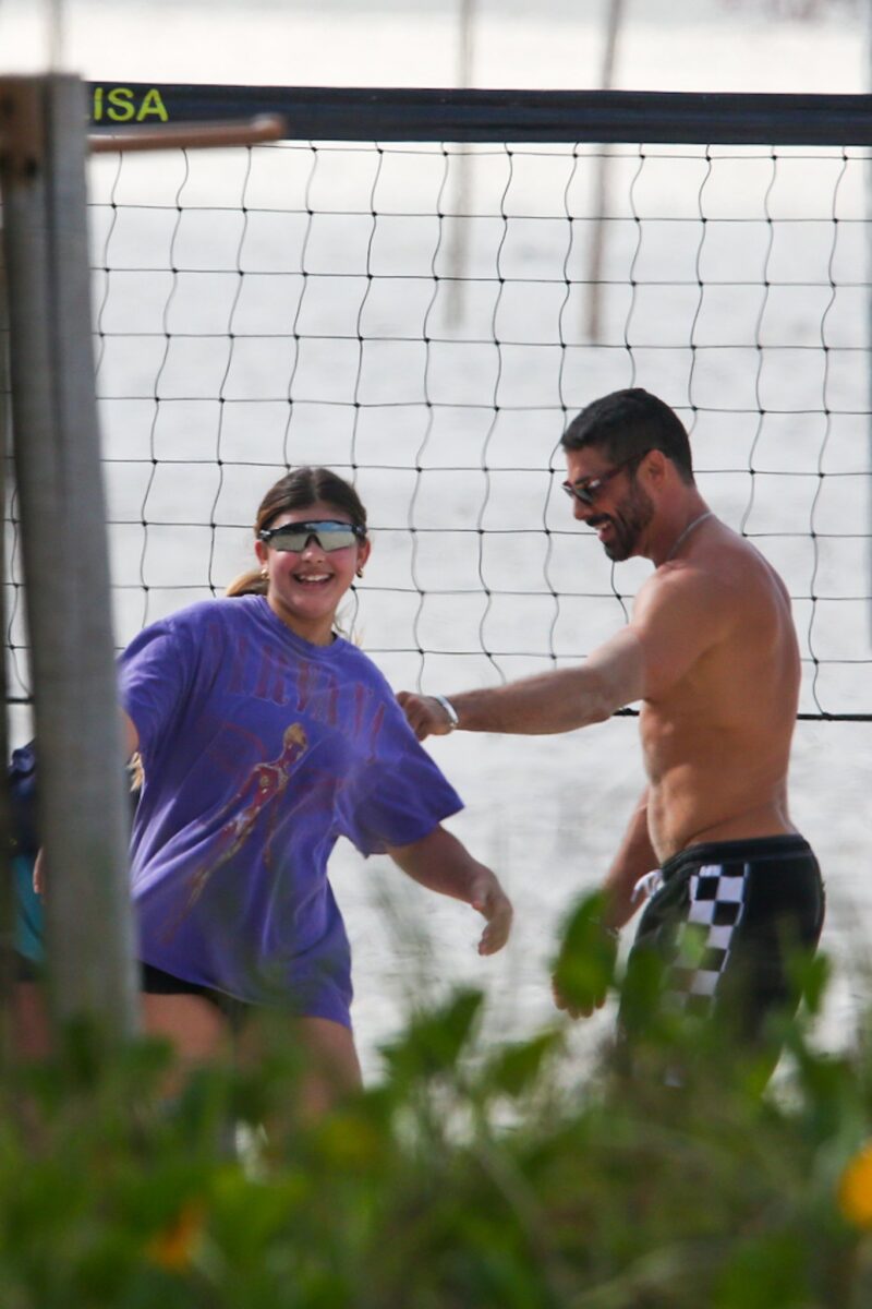 caua-reymond-joga-volei-com-a-filha-sofia-em-dia-de-praia-na-barra-da-tijuca