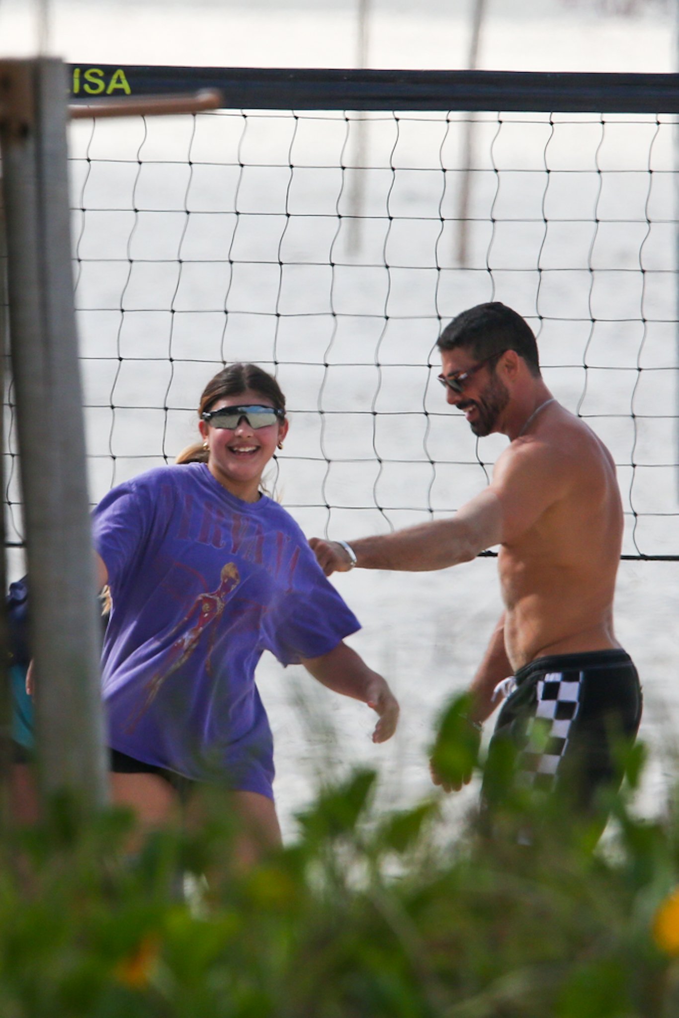 Cauã Reymond joga vôlei com a filha Sofia em dia de praia na Barra da Tijuca