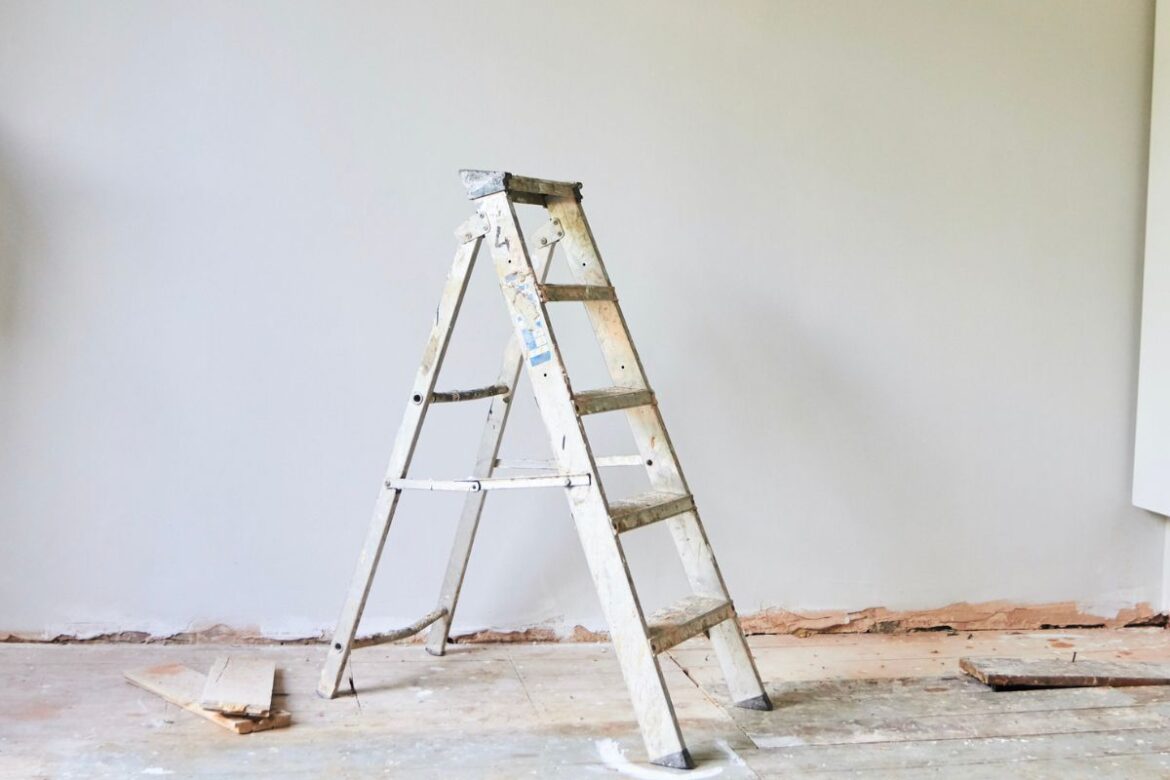 passar-debaixo-de-escadas-pode-ser-perigoso,-mas-sera-que-da-azar?