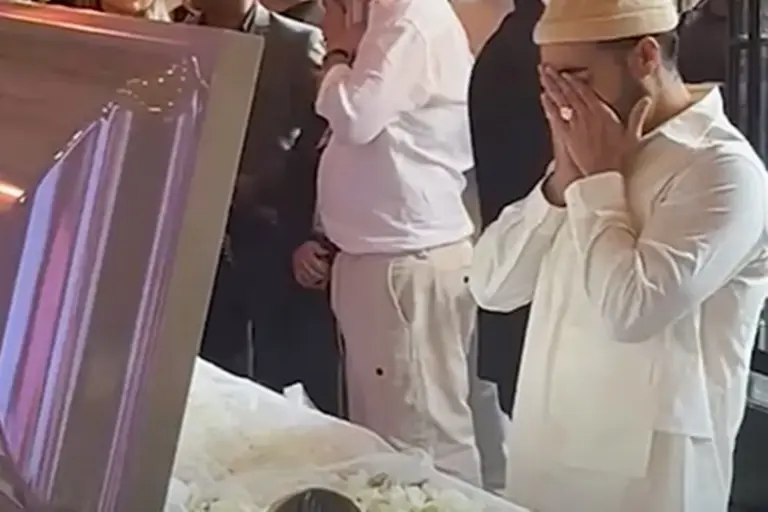 filho-de-preta-gil,-francisco-gil-chega-ao-velorio-da-mae:-veja-fotos