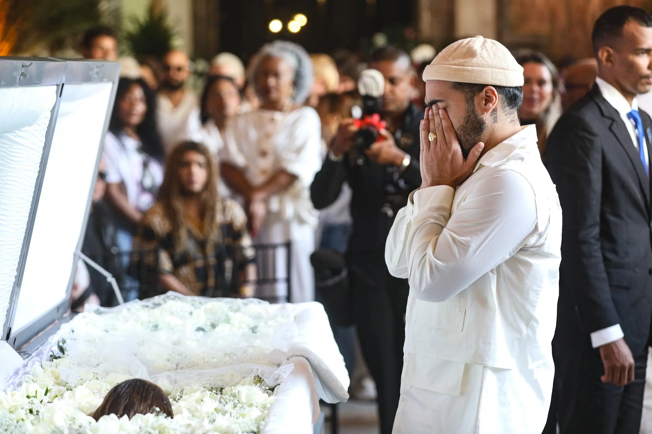 Francisco Gil se despede da mãe, Preta Gil, em velório no Rio