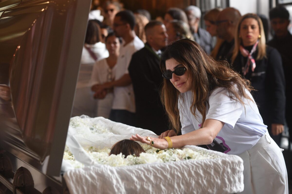 fe-paes-leme-faz-carinho-em-preta-gil-em-velorio-e-se-emociona
