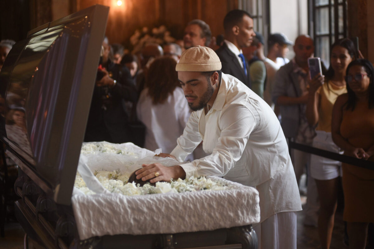 por-que-a-familia-de-preta-gil-usou-branco-no-velorio-da-cantora