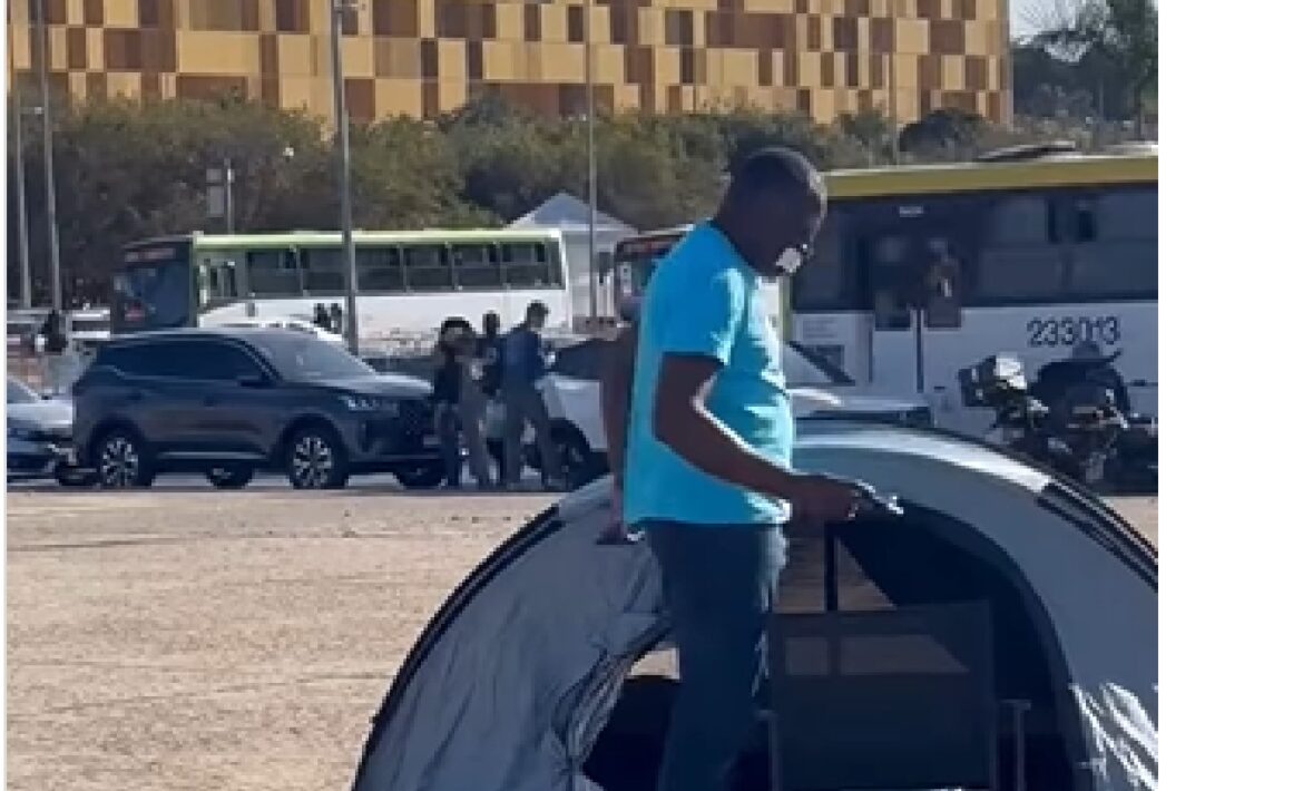 com-fita-na-boca,-deputado-do-pl-monta-cabana-na-frente-do-stf;-video