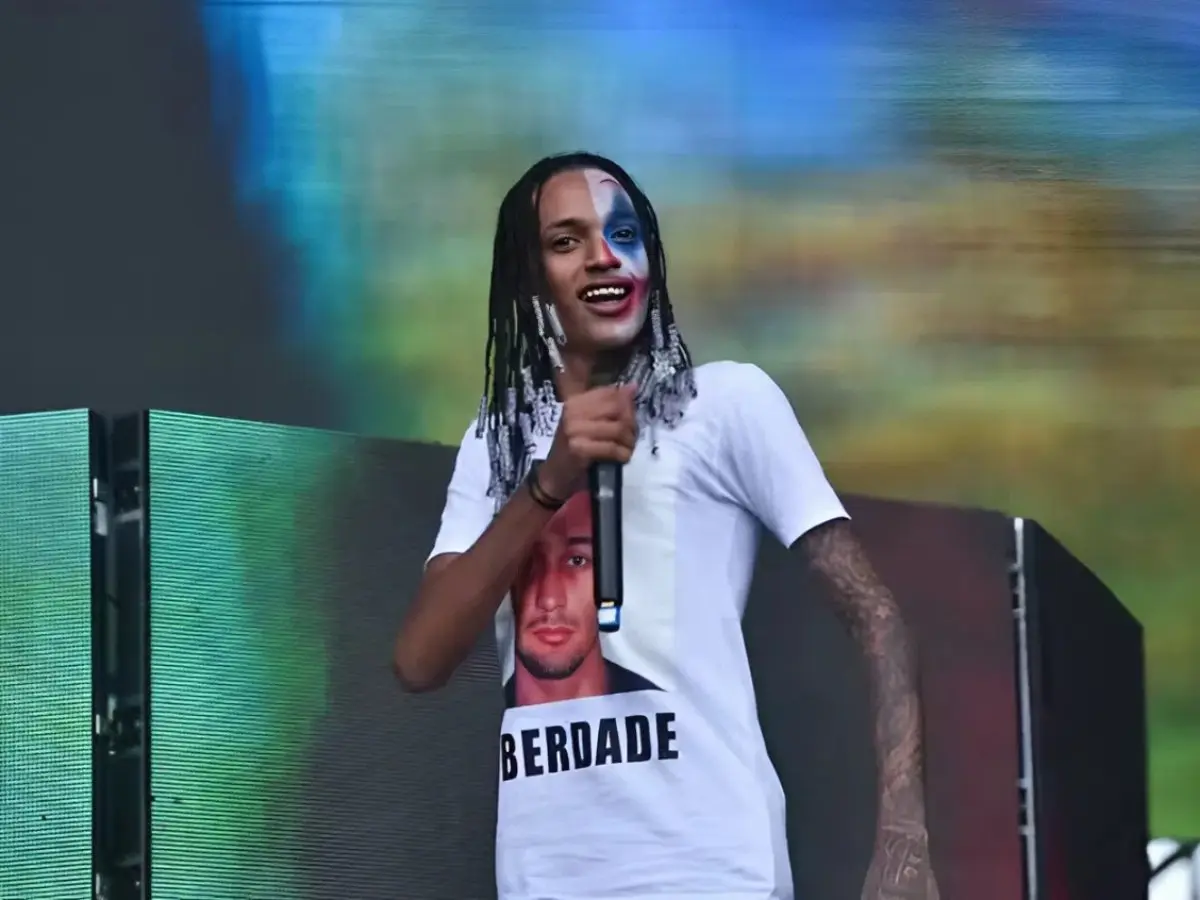 MC Poze e familiares de Oruam participam de manifestação em frente ao presídio