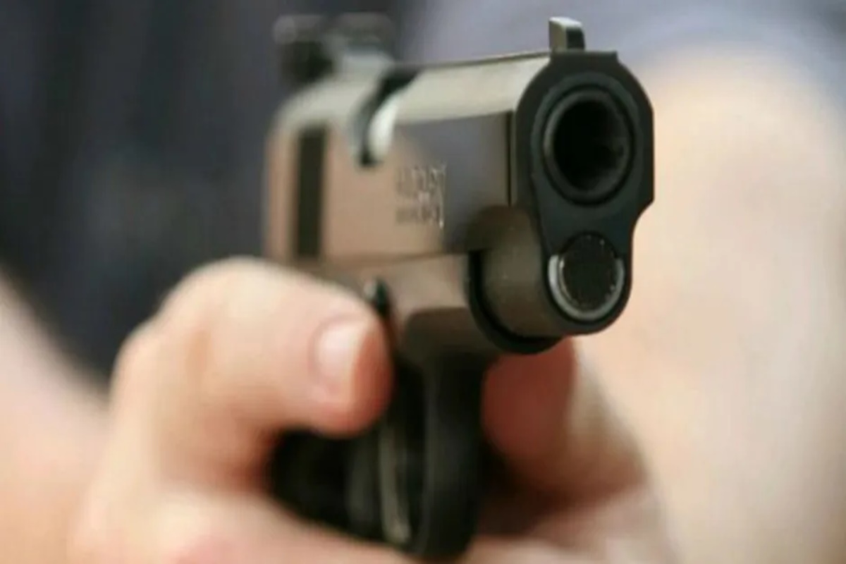 homem-atira-em-mulher-durante-manuseio-da-arma-e-foge